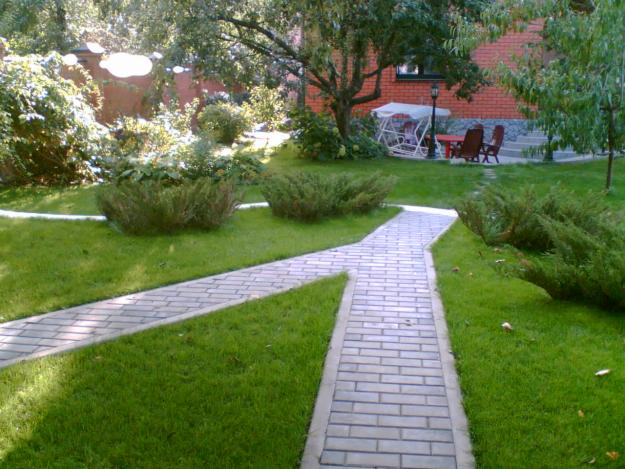 Особенности укладки тротуарной плитки при мощении садовых дорожек